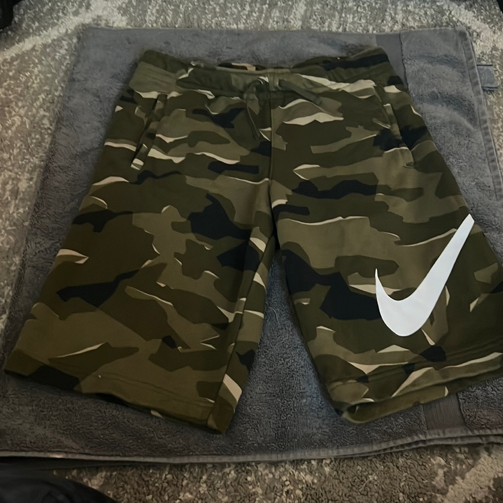 Mens medium Nike shirts